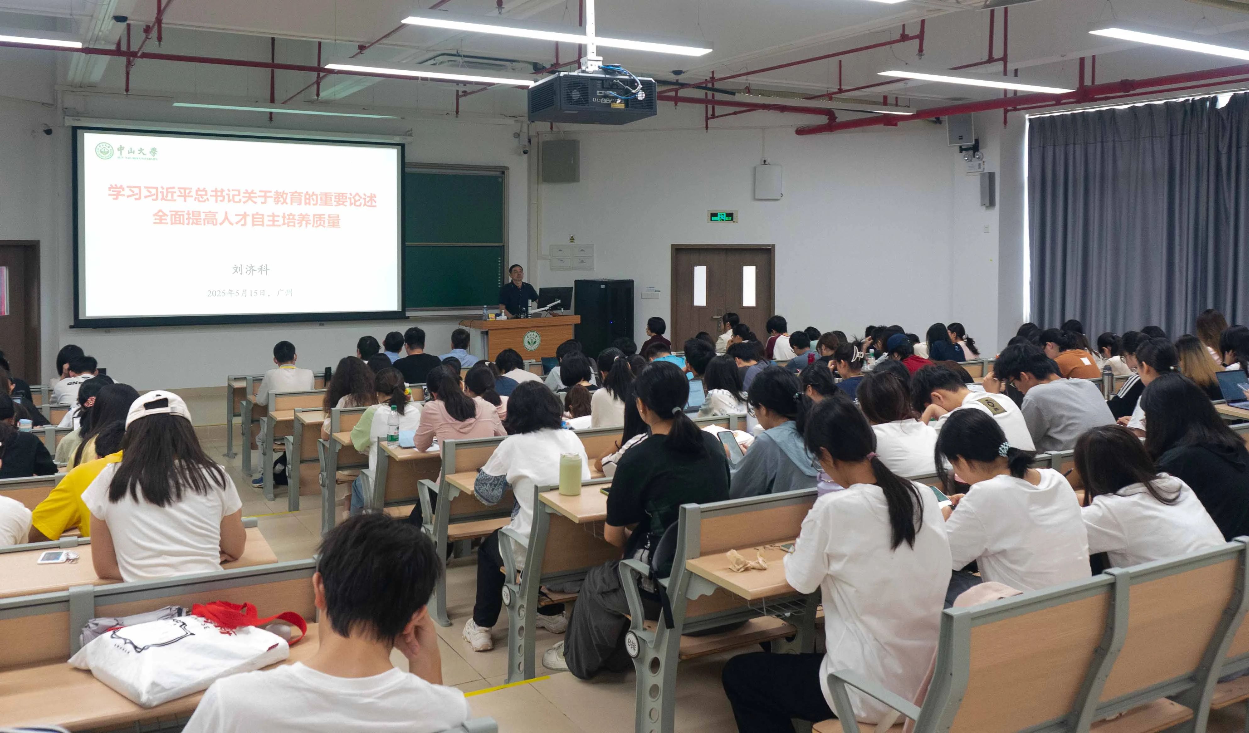 巴西传奇济科与大罗蜡像偶遇背后暗藏的深意与互动引热议